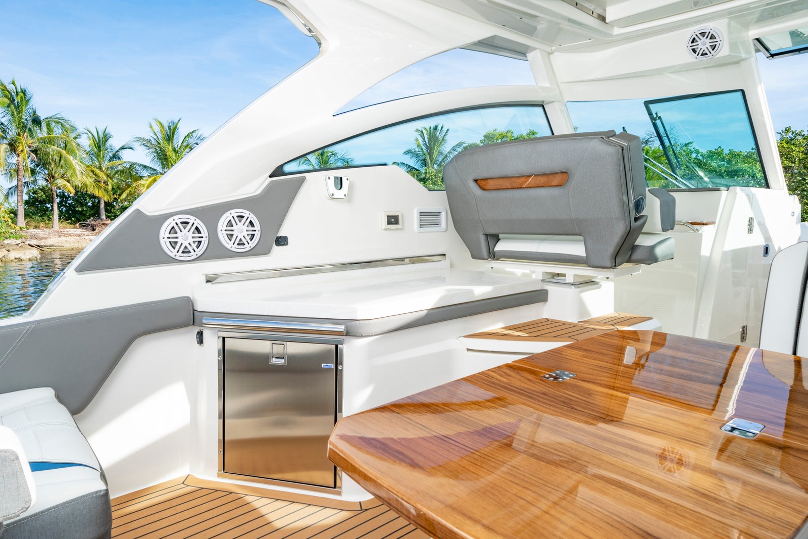 Tiara 34 LX · Galley / wet bar
