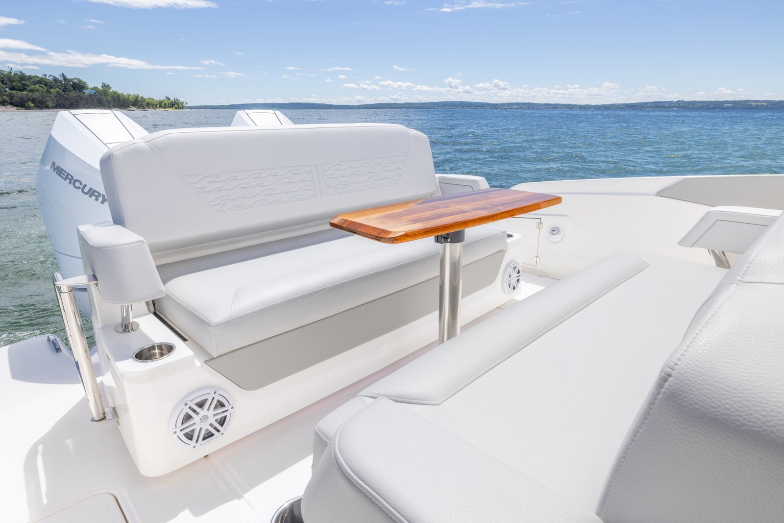 Tiara 35 LS · Aft lounge