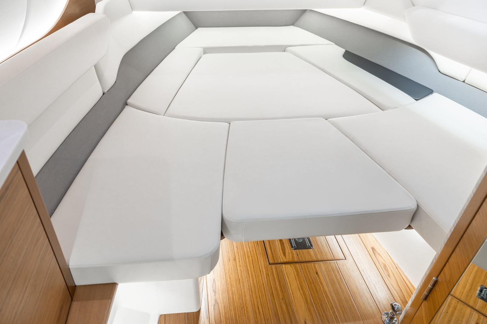 Tiara 35 LS · Cabin