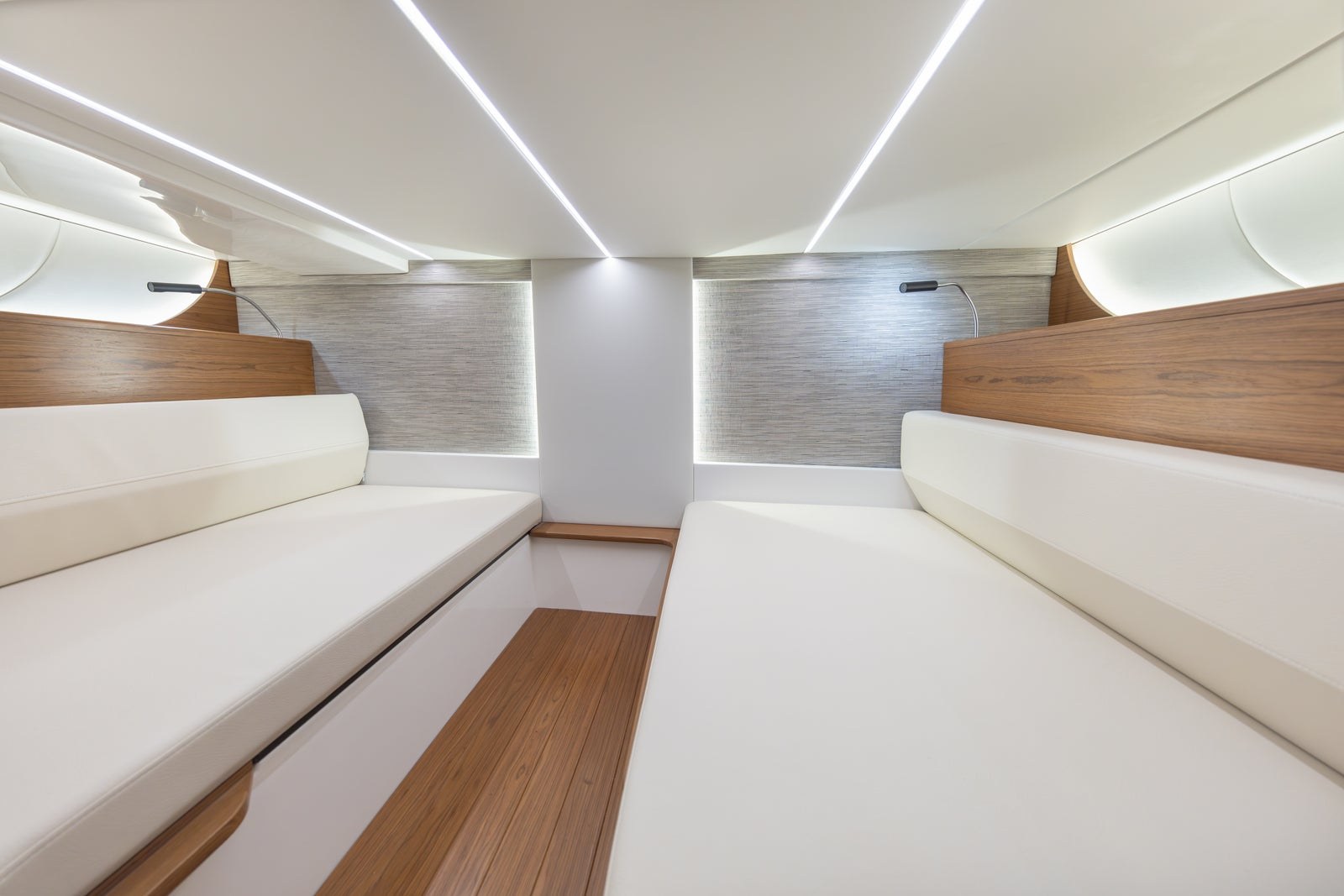 Tiara 39 LS · Mid-cabin