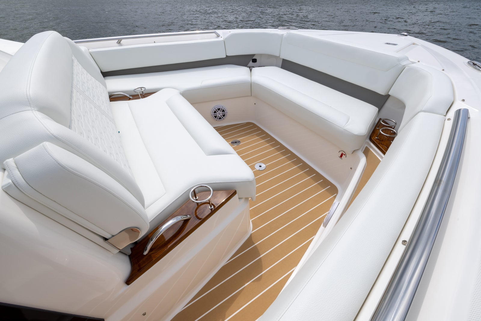Tiara 39 LS · Bow