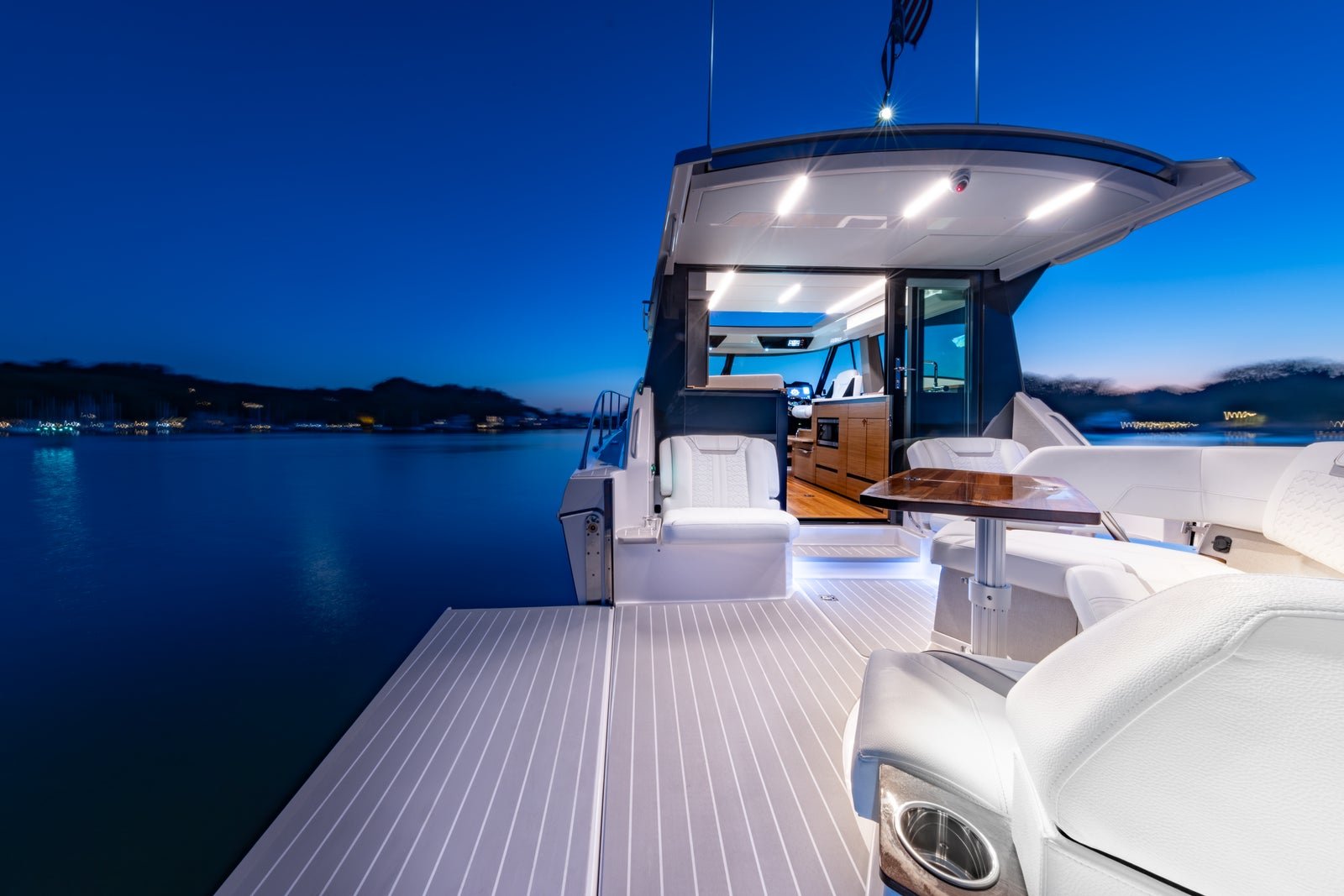 Tiara 43 LE · Exterior