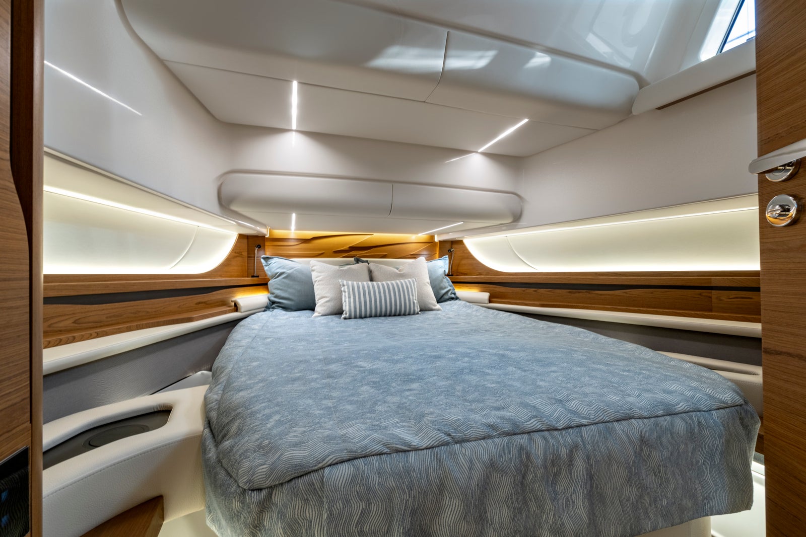 Tiara 46 LS · Stateroom
