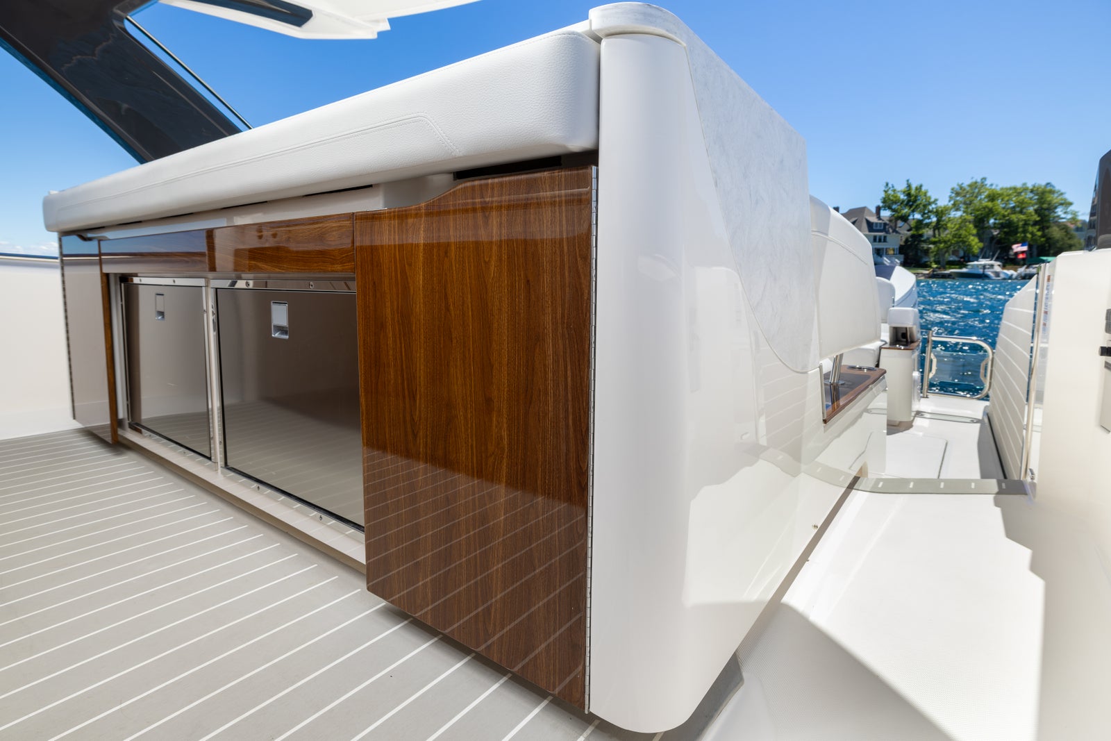Tiara 46 LS · Galley