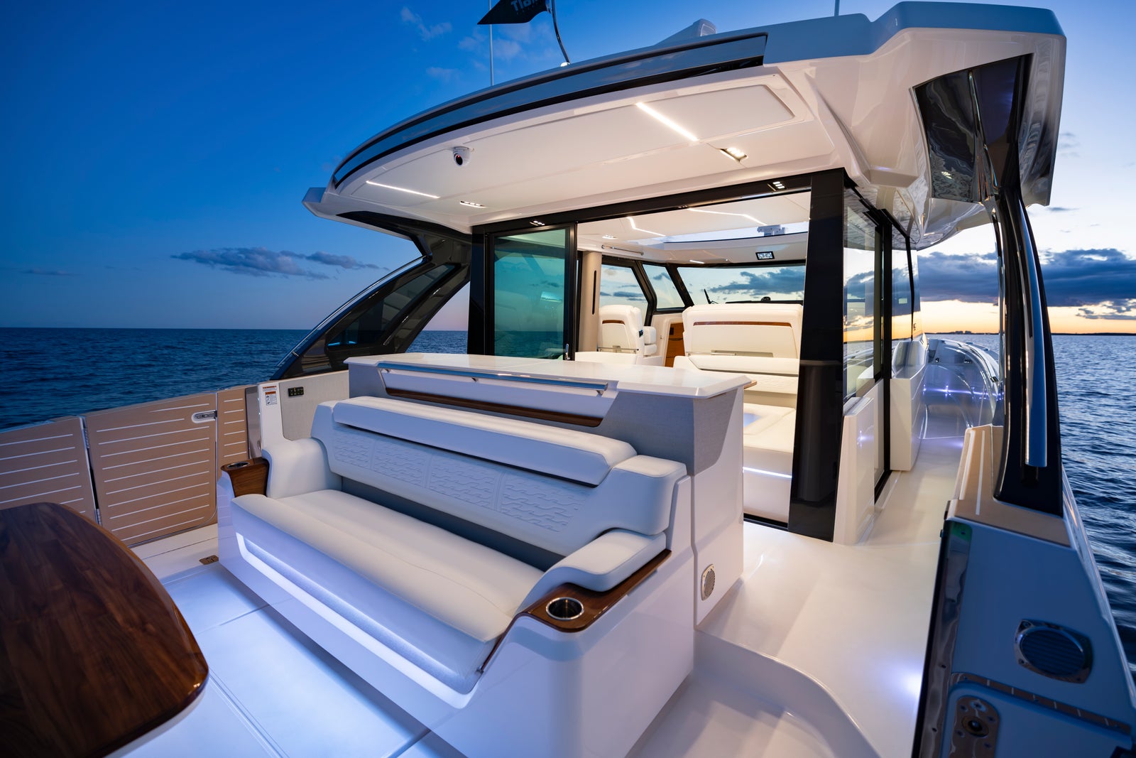 Tiara 56 LS · Cockpit / salon
