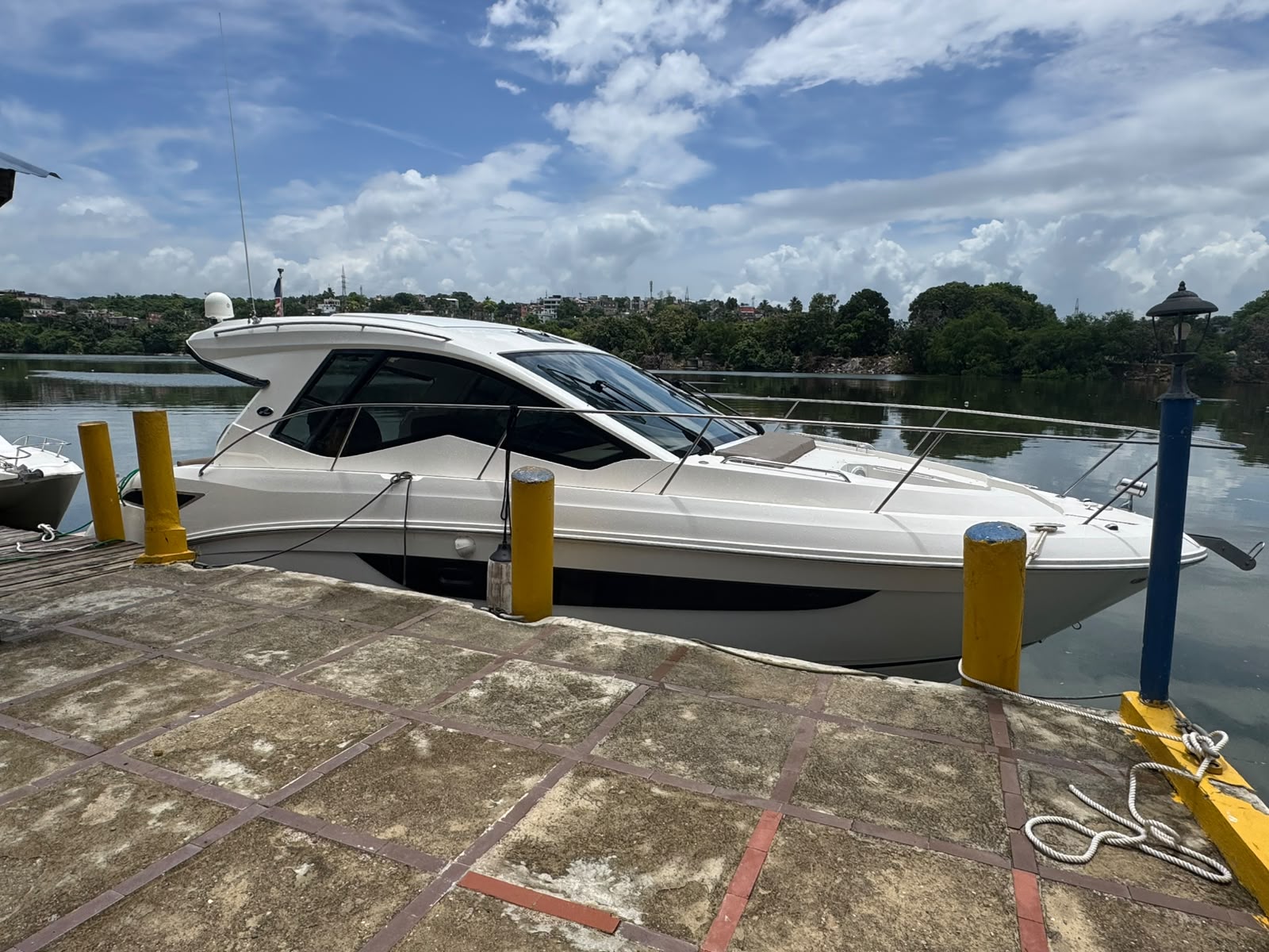 Sea Ray Sundancer 350 Coupe