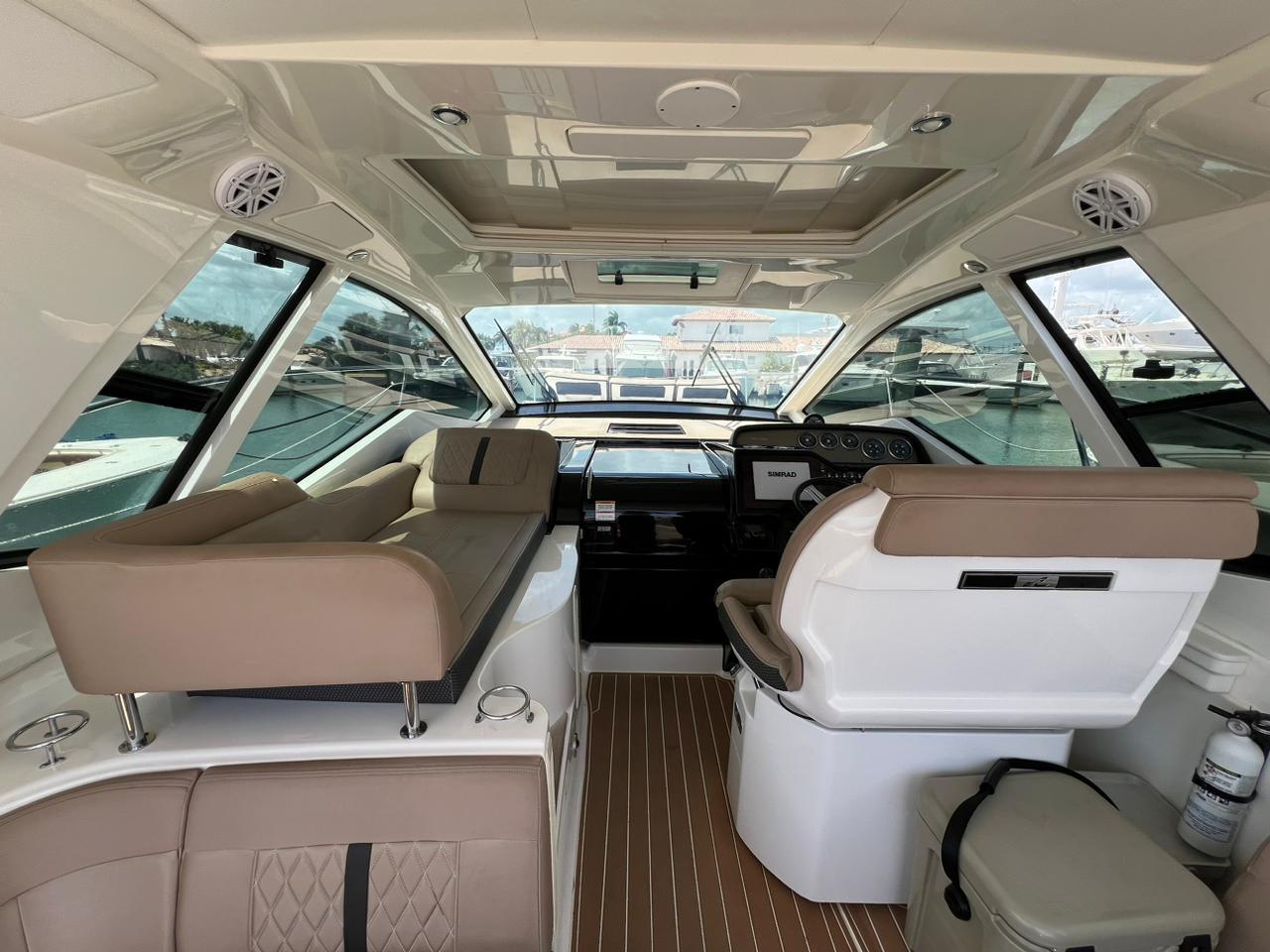 Sea Ray Sundancer 350 Coupe 2018 · 6
