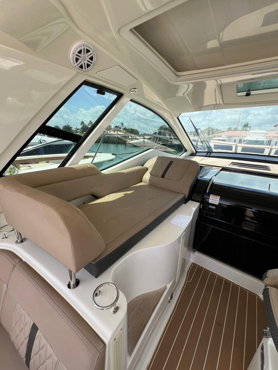 Sea Ray Sundancer 350 Coupe 2018 · 8